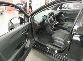 MG 4 EV Lux  Pebble Black	(салон Black)
