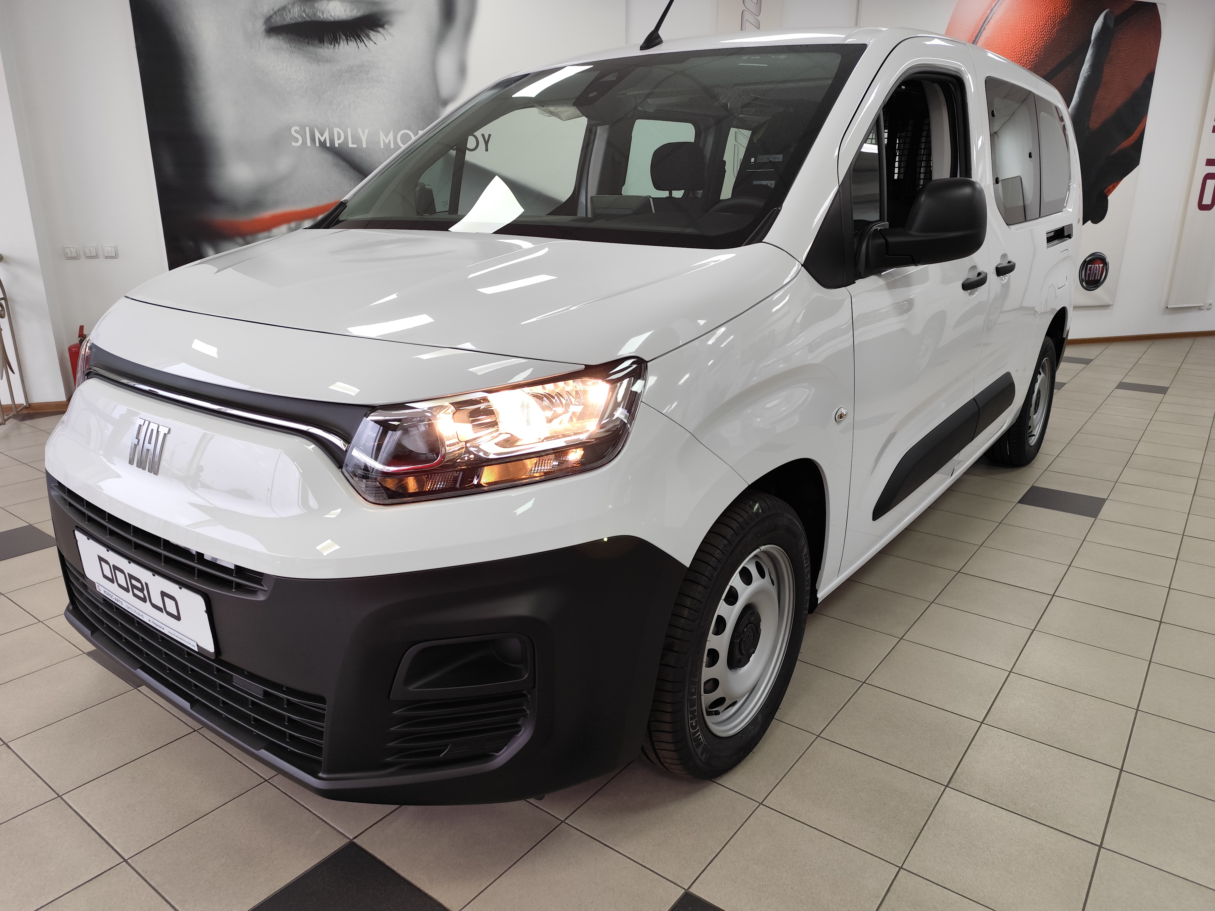 В наявності офіційний вантажно-пасажирський фургон Fiat Doblo