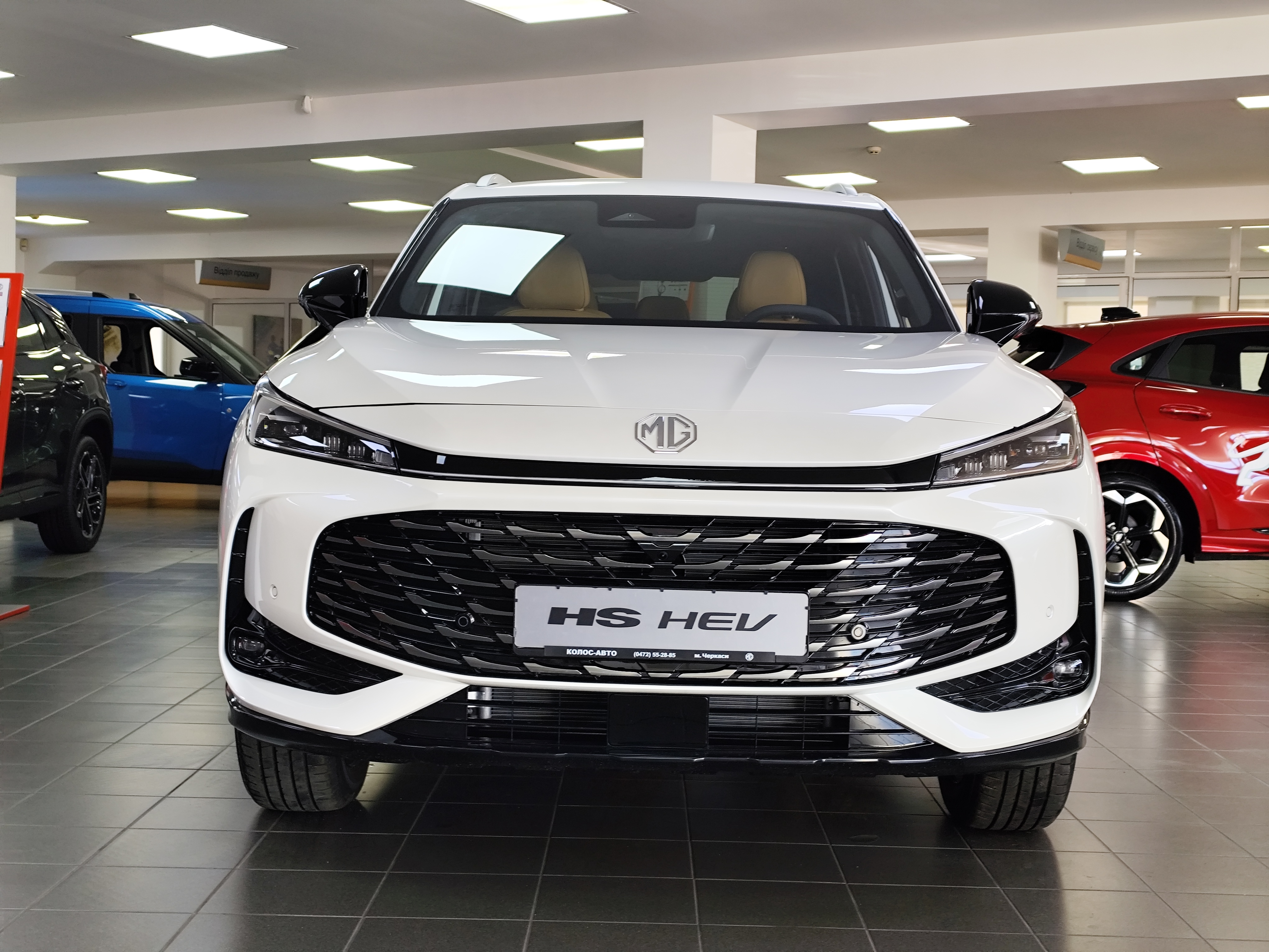 MG HS Hybrid+ LUX, світлий салон - Зображення 2