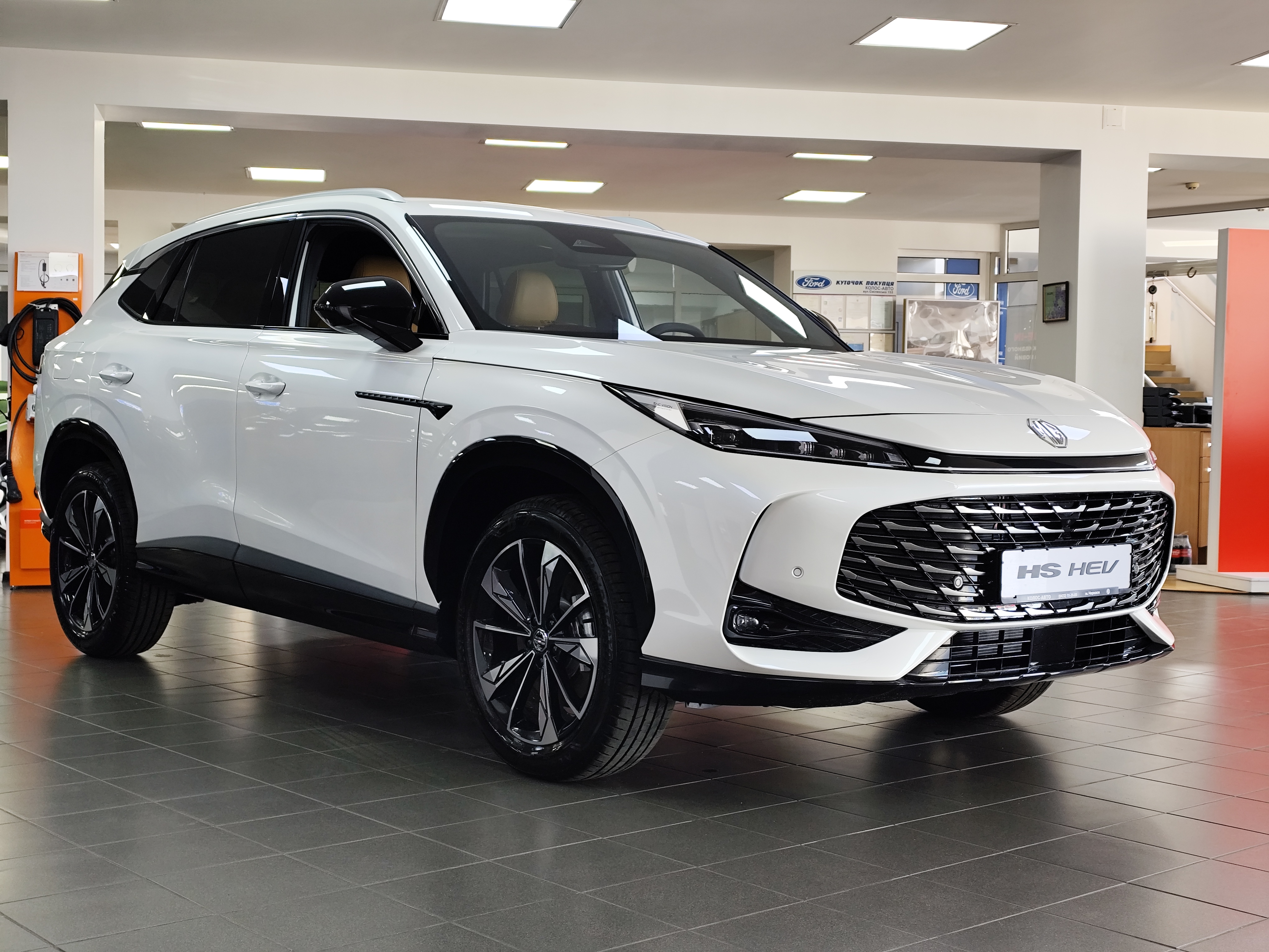 MG HS Hybrid+ LUX, світлий салон - Зображення 3