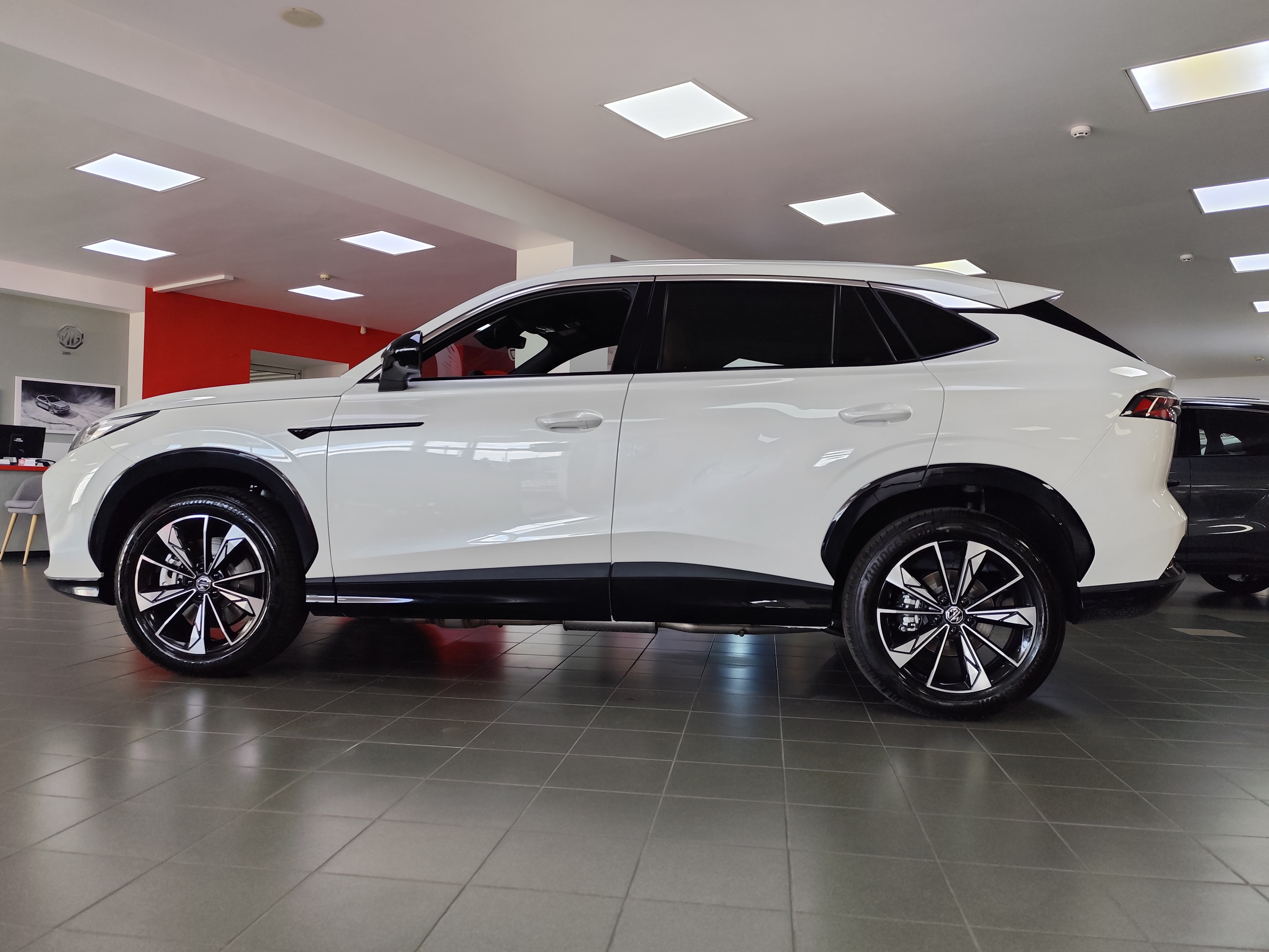 MG HS Hybrid+ LUX, світлий салон - Зображення 8