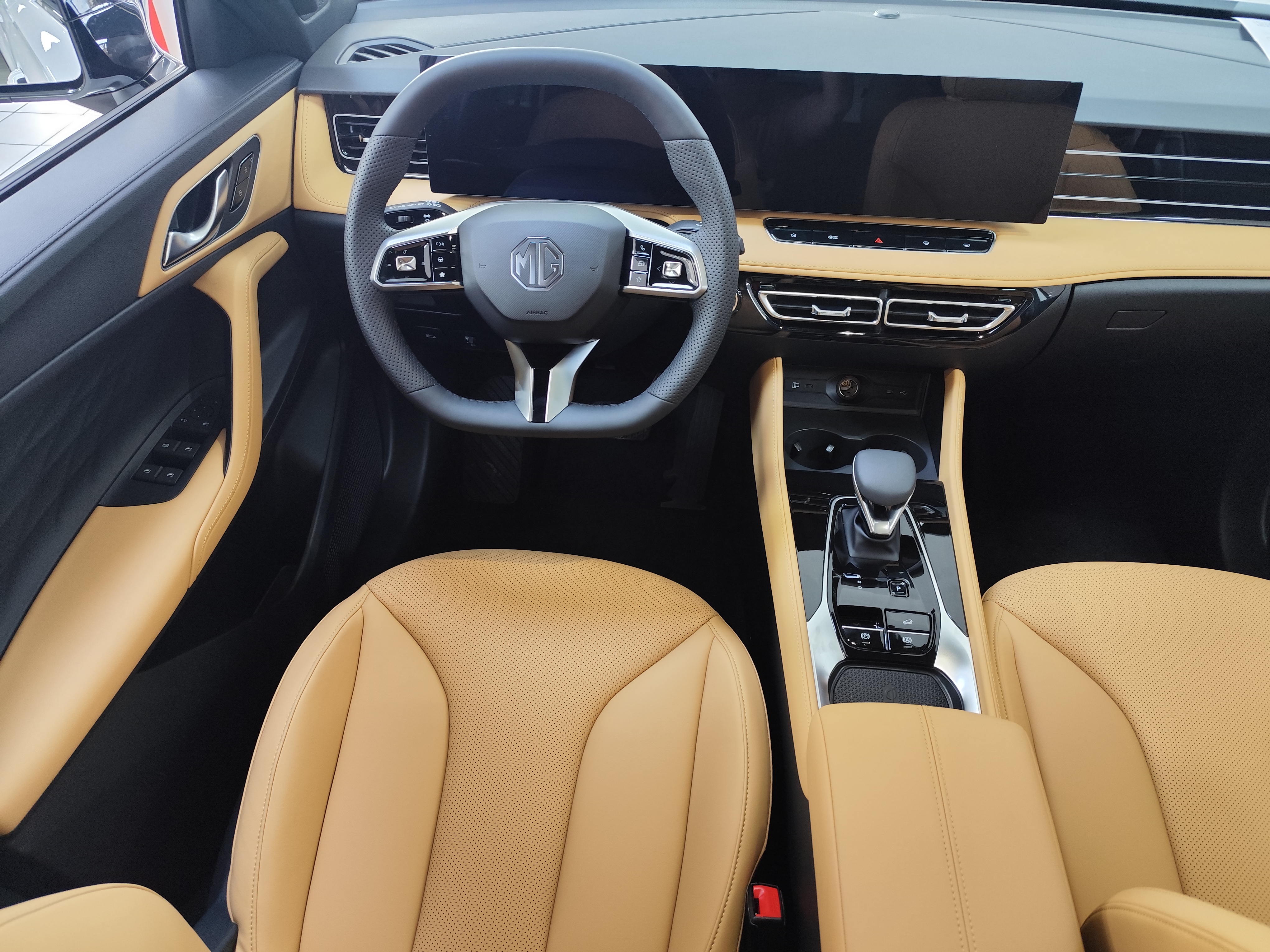 MG HS Hybrid+ LUX, світлий салон - Зображення 11