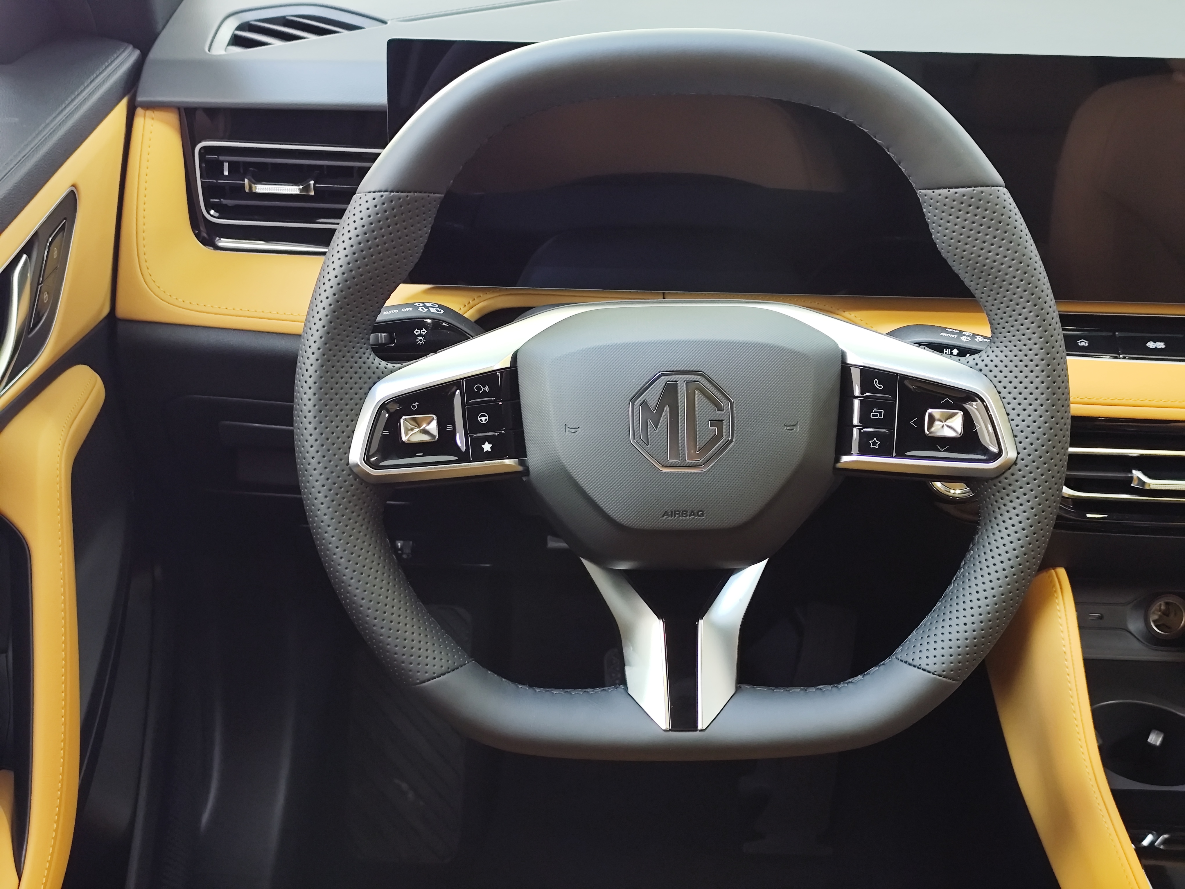 MG HS Hybrid+ LUX, світлий салон - Зображення 12