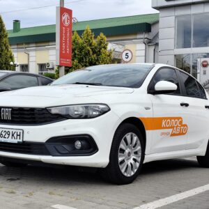 Автомобіль Fiat Tipo білого кольору в оренду подобово